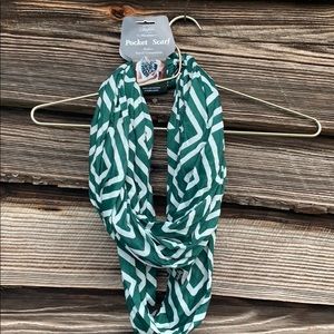 Free❤️ Michigan state Chevron pocket scarf NWT